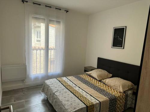 a bedroom with a bed and a window at La Casa de Gaëlle 2 in Trèbes