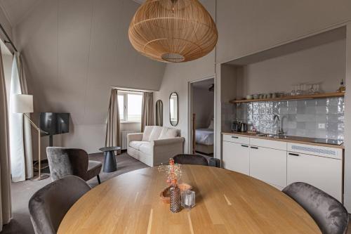 Kuchyň nebo kuchyňský kout v ubytování Strandhotel Camperduin