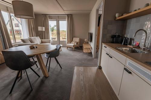 Kuchyň nebo kuchyňský kout v ubytování Strandhotel Camperduin