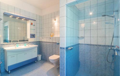 ein Bad mit einer Dusche, einem WC und einem Waschbecken in der Unterkunft 2 Bedroom Lovely Home In Vrboska in Vrboska