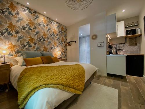 1 dormitorio con 1 cama grande y cocina en ღ Le Maya - Business & Repos à Toulouse * Netflix, en Toulouse
