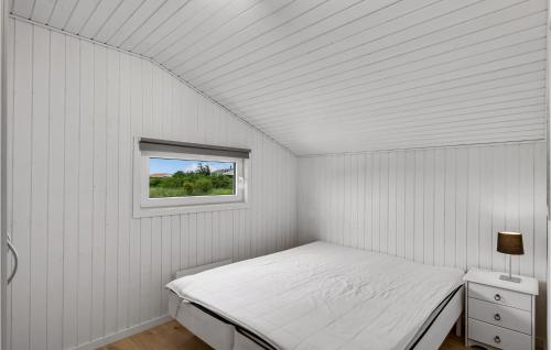 Habitación blanca con cama y ventana en Amazing Home In Harbore With 4 Bedrooms And Wifi, en Harboør