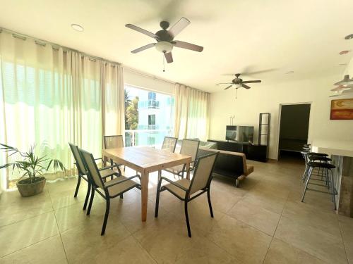 a dining room with a table and chairs at Gran Palma Residencial in Acapulco