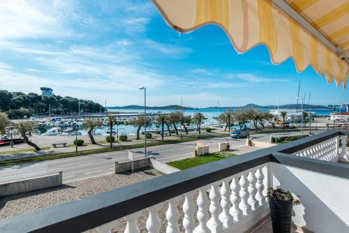 balcón con vistas al puerto deportivo en Apartment and Rooms Dalmatiko, en Vodice