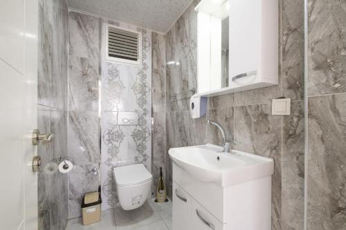 y baño con lavabo blanco y aseo. en Secluded Villa with Private Pool in Antalya, en Antalya
