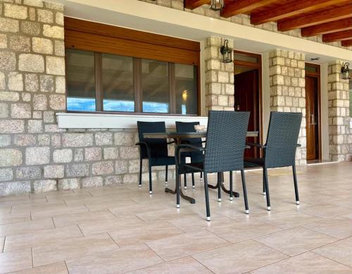 Une table à manger et des chaises sont disponibles sur la terrasse. dans l'établissement Casa Matina, GcollectionGr, à Didyma