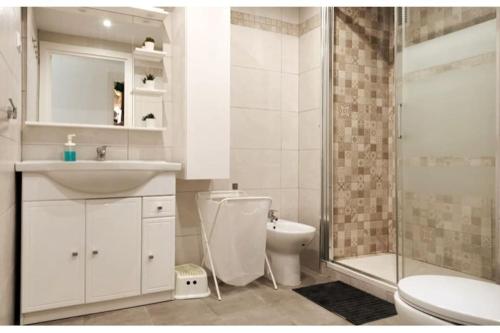 a bathroom with a toilet and a sink and a shower at Spacious nice flat, wifi, outdoor pool, terrace, beach 700m and sightseeing points in Fuengirola
