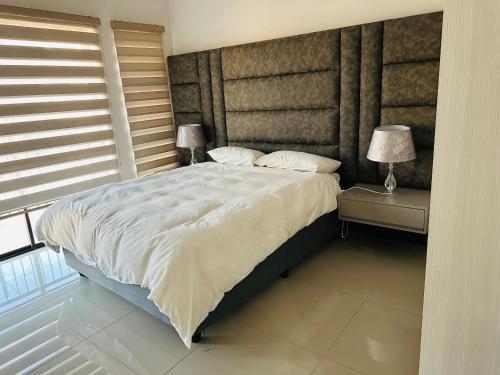 Fezkho Boutique Hotels tesisinde bir odada yatak veya yataklar