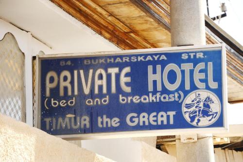 una señal para un hotel privado en un edificio en Timur The Great, en Samarkand