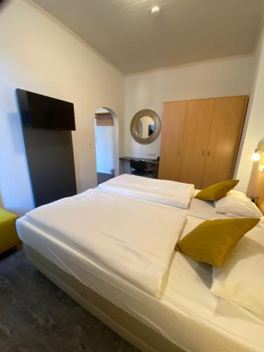 Postel nebo postele na pokoji v ubytování Hotel Krone