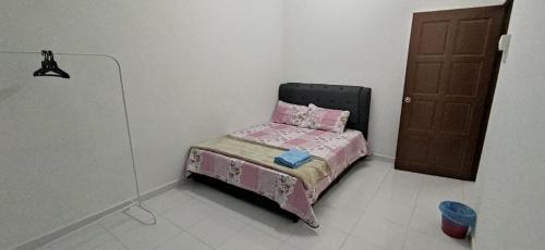 - un petit lit dans une chambre avec une porte dans l'établissement NVACASTAY, à Marang