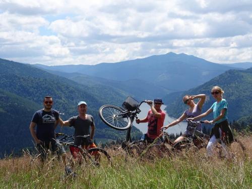 een groep mensen die op een heuvel staan met hun fietsen bij Casa Maria Valea Draganului in Lunca Vişagului