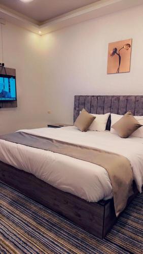 a bedroom with a large bed in a room at اوركيدا الشمال للشقق الفندقية in Al Mafraq