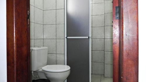 y baño pequeño con aseo y ducha. en 1031 - Apartamento para locação em Bombinhas - Residencial Solar das Bromélias Apto 157, en Bombinhas