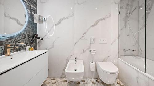 uma casa de banho com um WC, um lavatório e um chuveiro em Boutique Hotel Wellenberg em Zürich