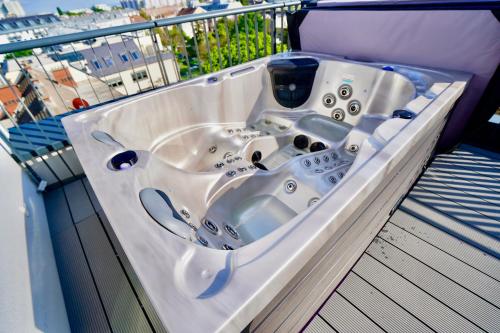 eine Badewanne auf dem Balkon in der Unterkunft DM & s Apartment in Wien