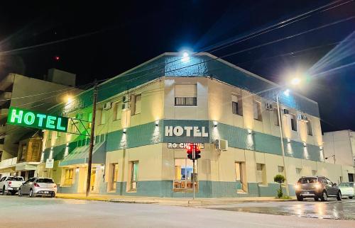 a hotel on the corner of a street at night at Hotel Ro Che Hil Tandil in Tandil