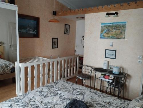 聖馬洛的住宿－chambre d'hote dans maison individuelle，卧室配有一张床和一张桌子及椅子