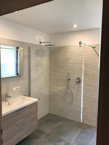 La salle de bains est pourvue d'une douche et d'un lavabo. dans l'établissement Ottohof - Morgenrot, à Brennero
