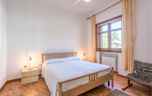 - une chambre avec un grand lit et une fenêtre dans l'établissement Lovely Home In Comiso With House A Panoramic View, à Comiso