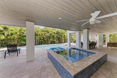 uma casa com piscina e tecto em Miller Time managed by Beach Retreats em Bradenton Beach