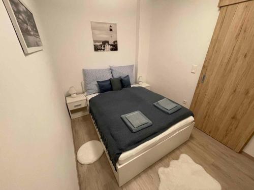 バラトンレッレにあるApartment in Balatonlelle 44077の小さな部屋の中に大型ベッド付きのベッドルーム1室が備わります。