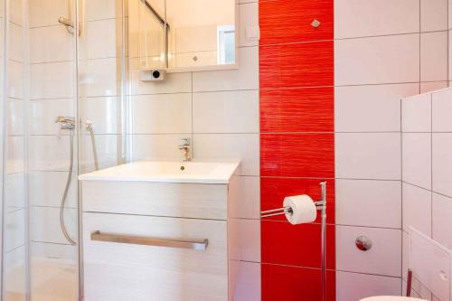y baño con aseo, lavabo y ducha. en Two-Bedroom Apartment Crikvenica near Sea 12, en Dramalj