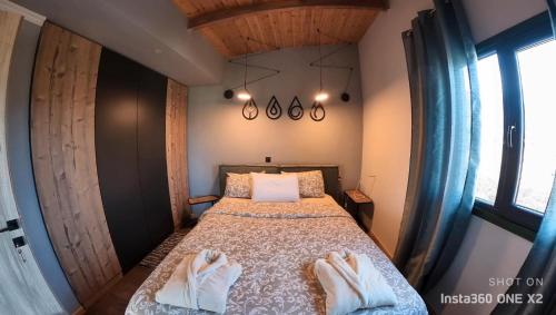 ein Schlafzimmer mit einem Bett mit zwei Füßen drauf in der Unterkunft Stream House - Luxury living next to the river in Samothráki
