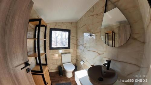 ein Badezimmer mit einem Waschbecken und einer Steinmauer in der Unterkunft Stream House - Luxury living next to the river in Samothráki