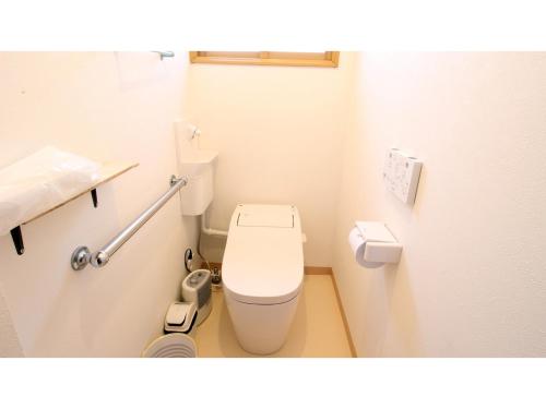 Baño pequeño con aseo y lavamanos en Onsen Hotel Tsutsujiso - Vacation STAY 03263v, en Kitami