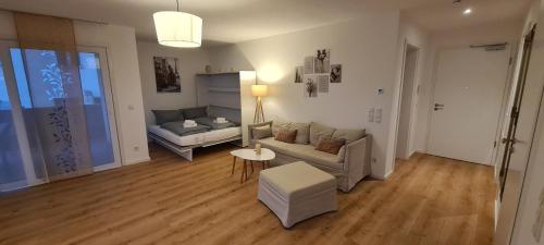 - un salon avec un canapé et une table dans l'établissement Panorama Apartments, à Füssen