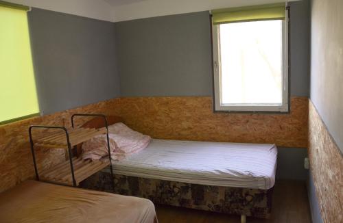 - une chambre avec 2 lits superposés et une fenêtre dans l'établissement Ośrodek Wypoczynkowy A26 - Mazury, à Ełk