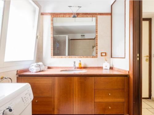 un baño con lavabo y espejo en Monopoli, Mare Fuori, en Monopoli
