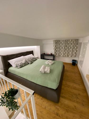 una camera da letto con un grande letto con una coperta verde di La civetta Holiday a Bari