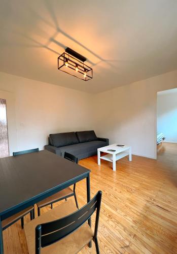 Photo de la galerie de l'établissement APPARTEMENT SPACIEUX AVEC BALCON, à Saint-Fons