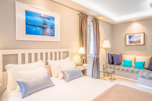 Llit o llits en una habitació de Serenity Split Apartments