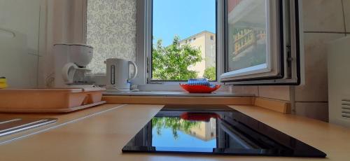 un bancone della cucina con lavandino e finestra di Apartments Ema & Sea with free private parking a Pola (Pula)