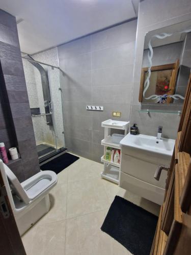 Salle de bains dans l'établissement Fabuleux Appart a Larache avec confort exceptionnel et propreté souhaitée
