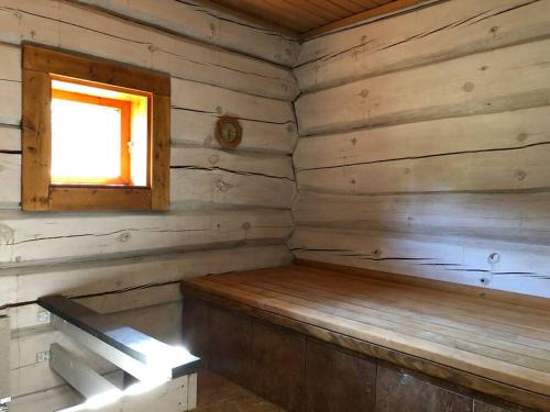 eine Kabine mit einem Fenster und einer Bank darin in der Unterkunft Holidayhouse with sauna and pond 