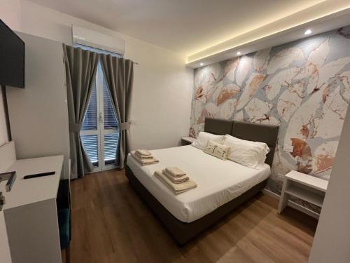 1 dormitorio con 1 cama con mapa en la pared en Levar Del Sole, en Passignano sul Trasimeno