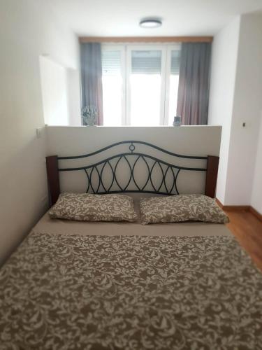 um quarto com uma cama grande e uma cabeceira. em Apartment Dort em Koper