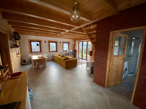 ein großes Wohnzimmer mit einem Sofa und einem Tisch in der Unterkunft Niedźwiedziówka Bartne in Bartne