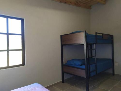 a bunk bed in a room with a window at Cabaña en Mesa de las Tablas, de fácil acceso y con excelentes vistas in Mesa de las Tablas