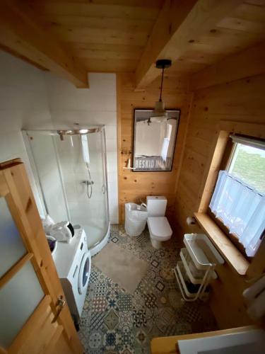a bathroom with two toilets and a shower in a cabin at Niedźwiedziówka Bartne in Bartne