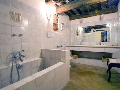 uma casa de banho com um chuveiro, uma banheira e um lavatório. em Valdorcia, tipico toscano em Montefollonico
