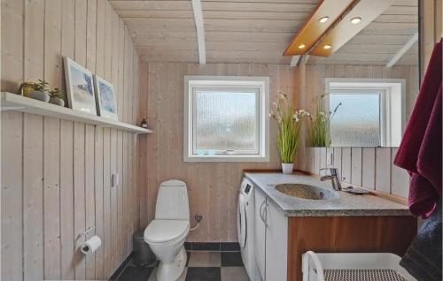 La petite salle de bains est pourvue de toilettes et d'un lavabo. dans l'établissement Stunning Home In Haderslev With 2 Bedrooms And Wifi, à Kelstrup Strand