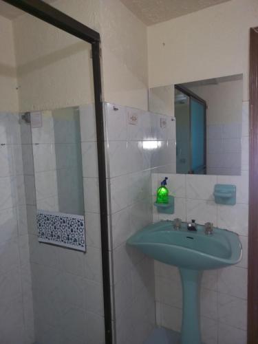 y baño con lavabo verde y ducha. en Victoria brand 2, en Bogotá