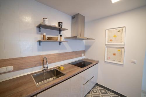 een keuken met een spoelbak en een aanrechtblad bij Balcón de Marina del Este in La Herradura
