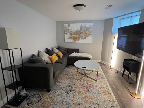 uma sala de estar com um sofá e uma mesa em Modern 3 Bedroom Close to Downtown Chicago em Chicago