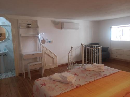 una piccola camera con letto e finestra di Al Limone a Città di Lipari